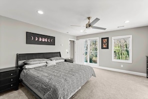 5 bedrooms, iron/ironing board, free WiFi, bed sheets - Spacious East ATL Retreat |Near BeltLine & Stadium (Atlanta)