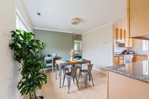 Dining - 20 minutes to SF, One block to the beach, fire pit on expansive deck (Pacifica)