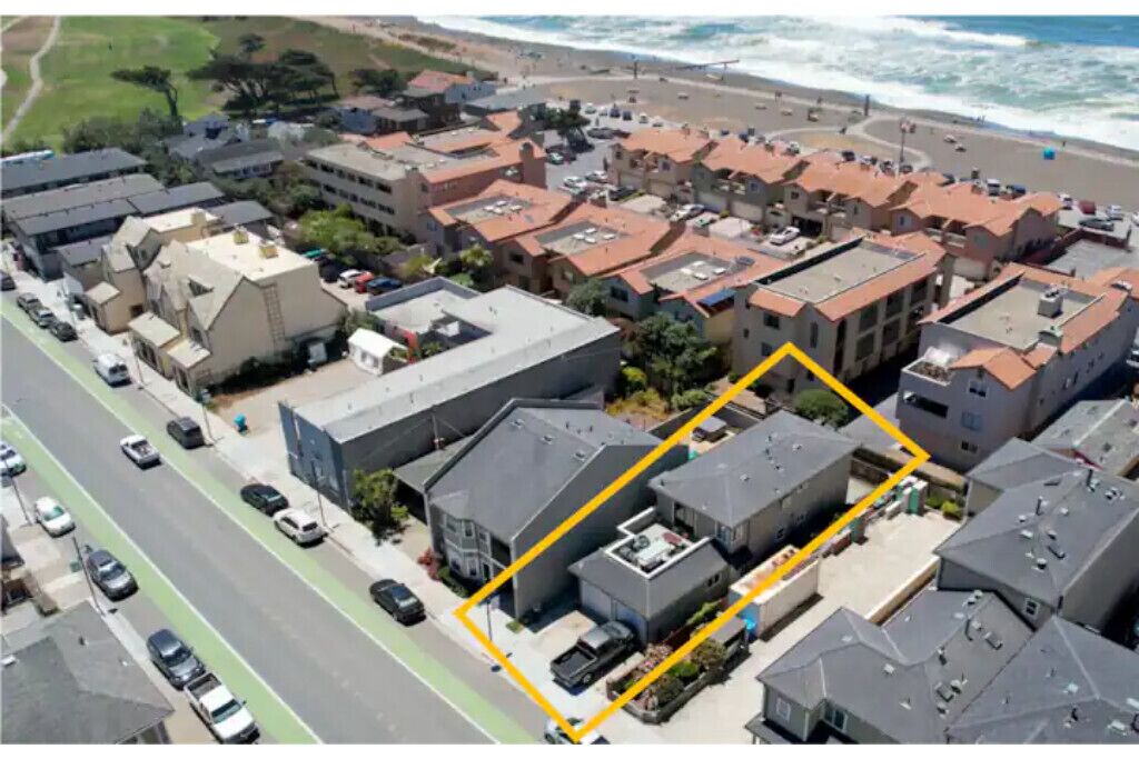 20 minutes to SF, One block to the beach, fire pit on expansive deck