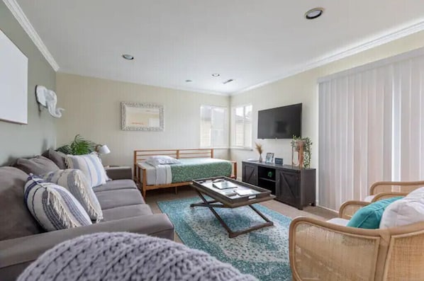2 bedrooms, desk, travel cot, free WiFi - 20 minutes to SF, One block to the beach, fire pit on expansive deck (Pacifica)
