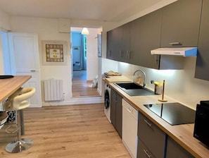 Réfrigérateur, micro-ondes, four, lave-vaisselle