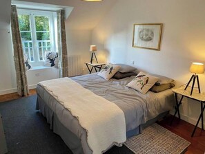 3 bedrooms, iron/ironing board, travel cot, free WiFi