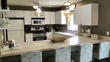 Villa, Berbilang Katil, Patio, Garden View | Dapur peribadi | Peti sejuk, ketuhar gelombang mikro, ketuhar, dapur