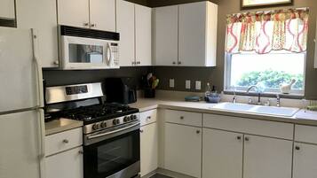 Villa, Berbilang Katil, Patio, Garden View | Dapur peribadi | Peti sejuk, ketuhar gelombang mikro, ketuhar, dapur