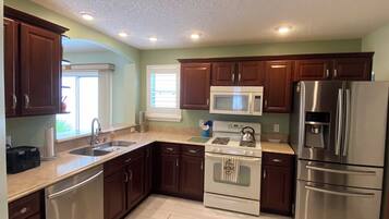 Villa, 2 Katil Ratu (Queen), Lanai, Garden View | Dapur peribadi | Peti sejuk, ketuhar gelombang mikro, ketuhar, dapur