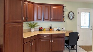 Villa, 2 Queen Beds, Lanai, Garden View | Private kitchen - 709 Sherwood St (The Villages)