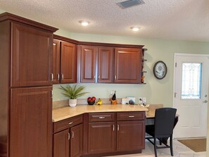 Villa, 2 Katil Ratu (Queen), Lanai, Garden View | Dapur peribadi | Peti sejuk, ketuhar gelombang mikro, ketuhar, dapur 