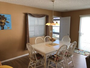 別墅, 多張床, 夏威夷式陽台, 花園景觀 | 用餐區