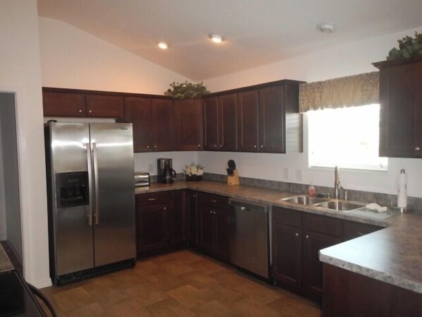 House, Multiple Beds, Lanai, Garden View | Private kitchen | Fridge, microwave, oven, stovetop - 1416 Hillstream St (Wildwood)