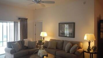 Rumah, Beberapa Tempat Tidur, beranda, pemandangan kebun | Area keluarga | TV