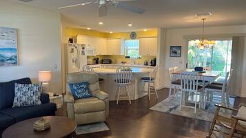 House, Multiple Beds, Lanai, Garden View | Living area | TV