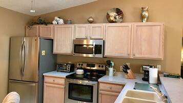 Villa, Multiple Beds, Lanai, Garden View | Private kitchen | Fridge, microwave, oven, stovetop