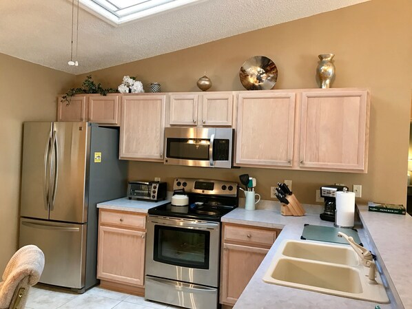 Villa, Multiple Beds, Lanai, Garden View | Private kitchen | Fridge, microwave, oven, stovetop