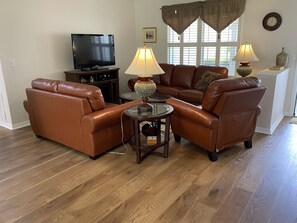 Casa, varias camas, vista al jardín | Área de sala de estar | Televisión 