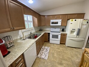 Casa, varias camas, vista al jardín | Cocina privada | Refrigerador, microondas, horno y parrilla de estufa 