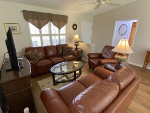 Casa, varias camas, vista al jardín | Área de sala de estar | Televisión 