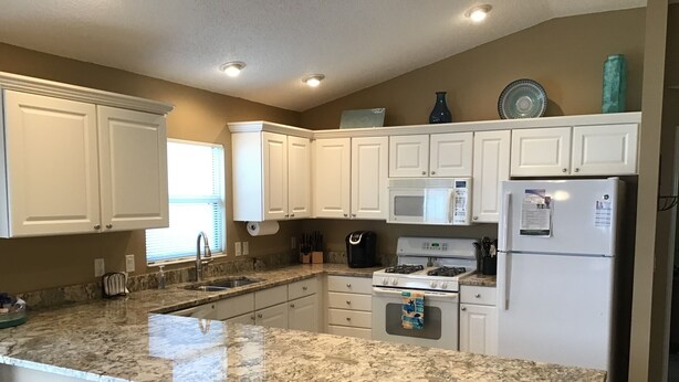 Villa, Multiple Beds, Lanai, Garden View | Private kitchen | Coffee/tea maker, fridge, microwave, oven - 618 Denmark Pl (The Villages)