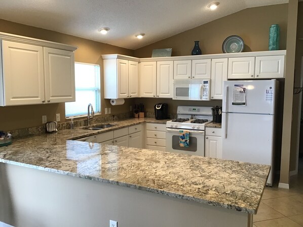 Villa, Multiple Beds, Lanai, Garden View | Private kitchen | Fridge, microwave, oven, stovetop