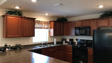 Vila, Beberapa Tempat Tidur, beranda, pemandangan kebun | Dapur pribadi | Lemari es, microwave, oven, dan kompor