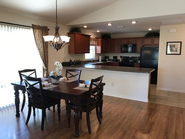 Villa, Multiple Beds, Lanai, Garden View | Dining - 1937 Veranda Pl (Wildwood)