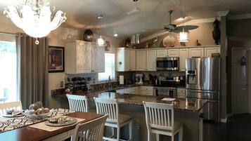 Villa, Berbilang Katil, Lanai, Garden View | Dapur peribadi | Peti sejuk, ketuhar gelombang mikro, ketuhar, dapur