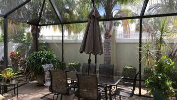 Villa, Berbilang Katil, Lanai, Garden View | Tempat makan luar