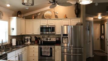 Villa, Berbilang Katil, Lanai, Garden View | Dapur peribadi | Peti sejuk, ketuhar gelombang mikro, ketuhar, dapur