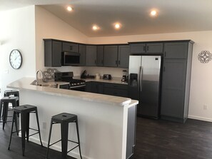 Villa, varias camas, cocina, vista al jardín | Cocina privada | Refrigerador, microondas, horno y parrilla de estufa 