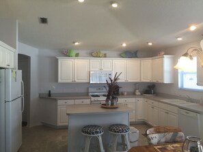 Vila, várias camas, varanda coberta, vista para o jardim | Cozinha privada | Geladeira, micro-ondas, fogão, cooktop