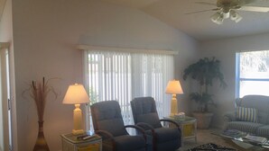 Unclassified image, 4 of 24, button - 977 Tanglewood Pl (The Villages)