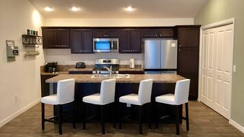 Villa, Berbilang Katil, Garden View | Dapur peribadi | Peti sejuk, ketuhar gelombang mikro, ketuhar, dapur