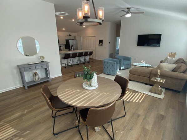 House, Multiple Beds, Kitchen, Garden View | Dining - 2883 Judah St (Wildwood)