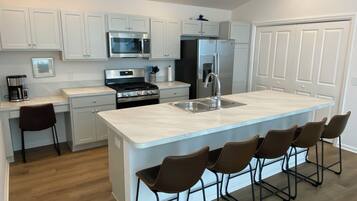 House, Multiple Beds, Kitchen, Garden View | Private kitchen | Fridge, microwave, oven, stovetop