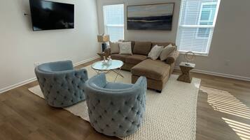 Rumah, Beberapa Tempat Tidur, dapur, pemandangan kebun | Area keluarga | TV