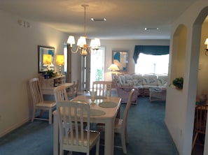 Ferienhaus, Mehrere Betten, Veranda, Gartenblick | Speisen