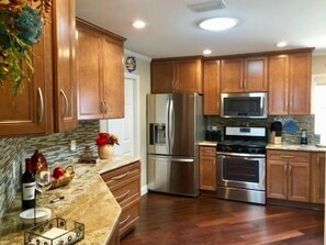 ヴィラ ベッド (複数台) ラナイ ガーデンビュー | 専用キッチン | 冷蔵庫、電子レンジ、オーブン、コンロ