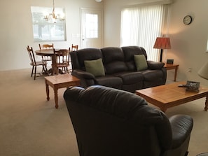 Villa, plusieurs lits, véranda, vue jardin | Coin séjour | Télévision