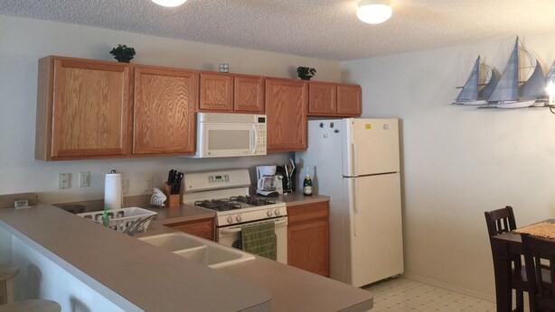 Villa, Multiple Beds, Lanai, Garden View | Private kitchen | Fridge, microwave, oven, stovetop - 421 Canterbury Ct (The Villages)