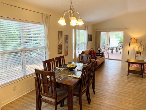 Villa, varias camas, lanai, vista al jardín | Restaurantes