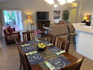 Villa, varias camas, lanai, vista al jardín | Restaurantes