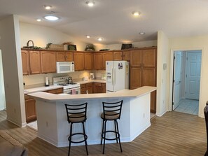 Villa, varias camas, lanai, vista al jardín | Cocina privada | Refrigerador, microondas, horno y parrilla de estufa 