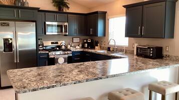 Villa, Berbilang Katil, Patio, Garden View | Dapur peribadi | Peti sejuk, ketuhar gelombang mikro, ketuhar, dapur