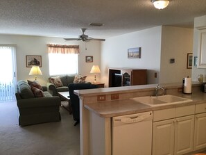 別墅, 多張床, 庭院, 花園景觀 | 起居區 | 電視