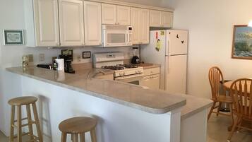 Villa, Multiple Beds, Patio, Garden View | Private kitchen | Fridge, microwave, oven, stovetop