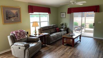 Villa, 2 Katil Ratu (Queen), Patio, Garden View | Ruang tamu | TV