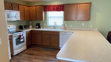 Villa, 2 Katil Ratu (Queen), Patio, Garden View | Dapur peribadi | Peti sejuk, ketuhar gelombang mikro, ketuhar, dapur