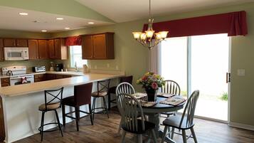 Villa, 2 Katil Ratu (Queen), Patio, Garden View | Tempat makan