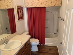 Un baño con lavabo, inodoro y bañera.