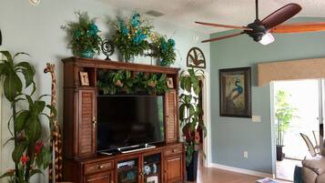 Vila, Beberapa Tempat Tidur, beranda, pemandangan kebun | Area keluarga | TV