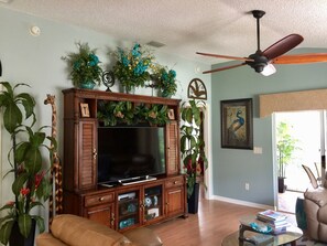 ヴィラ ベッド (複数台) ラナイ ガーデンビュー | リビング エリア | テレビ